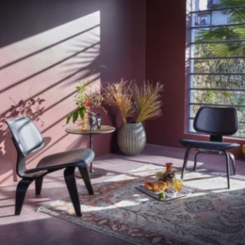 Vitra Plywood Group LCW in black in pink room