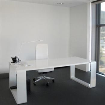 White E Duna Desk in a room with a white chair