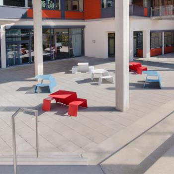 Public seating Picnik tables