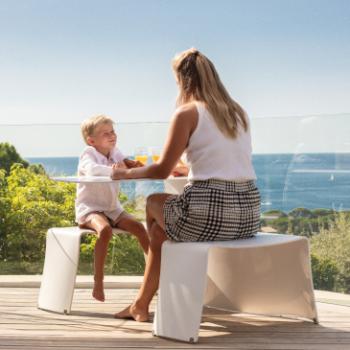 Picnik table on balcony