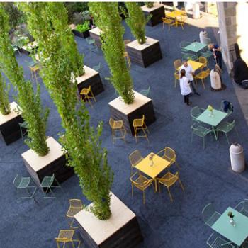 Nolita, the outdoor seating range designed by Mario Pedrali, consists of garden seating made entirely from steel. Seat cushions are available.