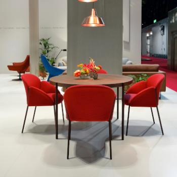 Red Artifort Andrea chair around table