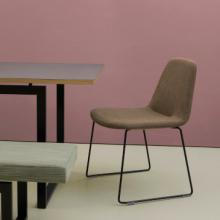Hitch Mylius hm58 Rae chair with metal legs